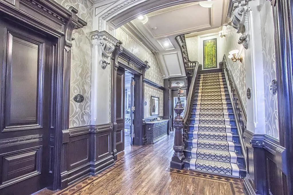Maryam Suites James Cooper Mansion Toronto 4*,